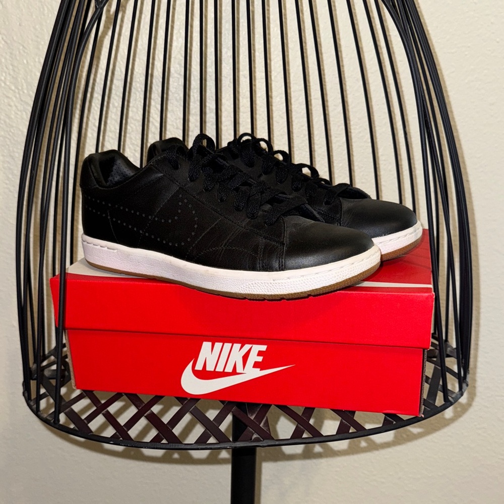 Nike womens Black and White Sneakers